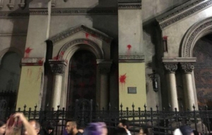 mujeres marchando en Uruguay, vandalismo contra la iglesia