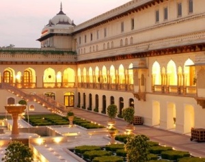 El bellísimo jardín interno del Rambagh Palace
